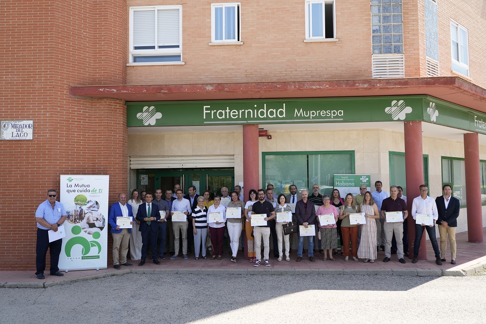Foto_de_grupo_de_las_empresas_presentes_en_el_acto__en_la_direccion_Provincial