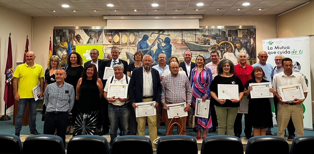Foto_de_grupo_de_los_asistentes_al_acto_de_entrega_del_Distintivo_Cero_Accidentes_Fraternidad_Muprespa