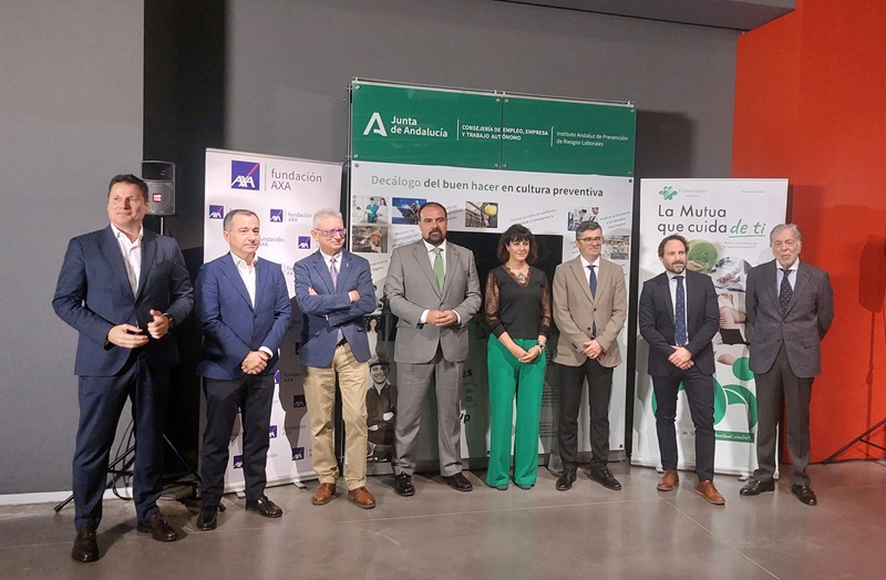 Foto_de_familia_de_las_autoridades_presentes_en_la_inauguracion