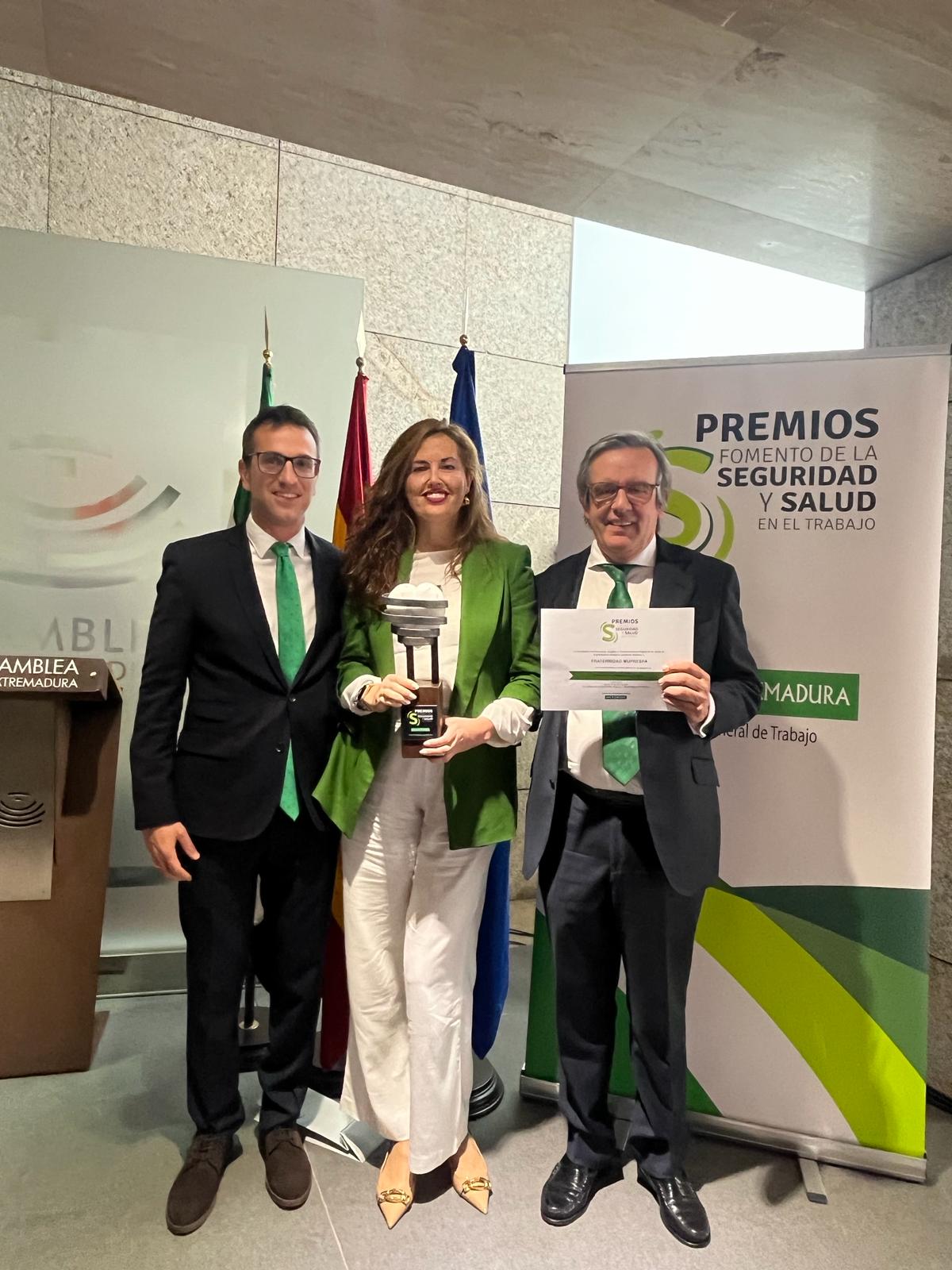 David_Revillo__Dolores_Cortes_y_Antonio_Fernandez__posando_con_el_premio